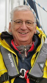 Ertay Hayit in Ölzeug