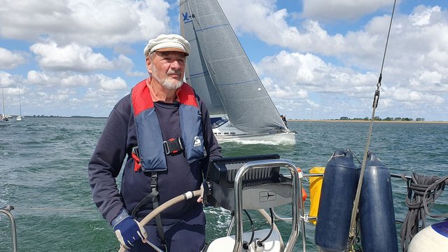 Buchautor Detlef H. Krügel am Ruder seiner Segelyacht