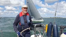 Buchautor Detlef H. Krügel am Ruder seiner Segelyacht