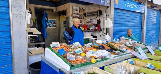 Fischhändlerin am Fluss Liane