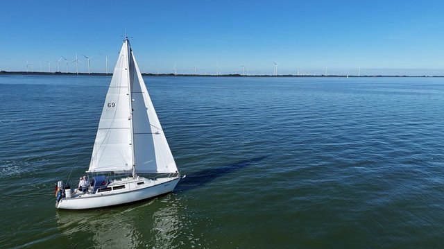 Dufour 29 bei Leichtwind von oben