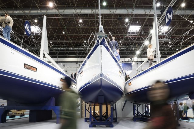 Segelyachten dicht an dicht in den Messehallen der boot Düsseldorf
